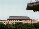 玉泉校区位于杭州西湖西北角，背靠灵峰、老和山，面对乌石峰，紧邻玉泉、植物园。校区占地总面积2044亩，校舍建筑总面积近100万平方米。玉泉校区是原浙江大学所在地。校区综合办学条件优良，基本设施齐全。图书馆建筑面积