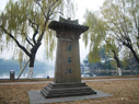 华家池校区位于杭州市东大门。校区占地总面积1484亩，校舍建筑总面积近30万平方米。